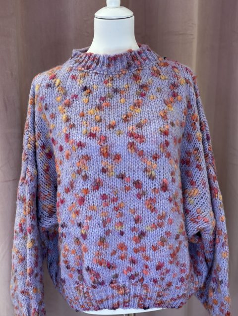 Strickpulli mit gesprenkeltem Muster lila